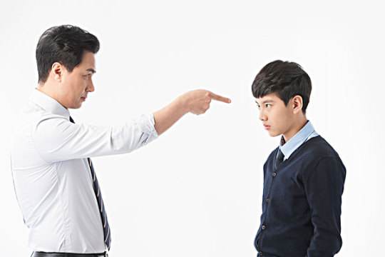 孩子玩手机不上学亲情冷漠怎么教育