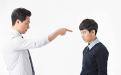 孩子玩手机不上学亲情冷漠怎么教育